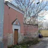 Il luogo di culto spunta sulla sinistra, incastonato tra la dismessa fabbrica di gelati Sanson e una palazzina facente parte dell�ex Sapio